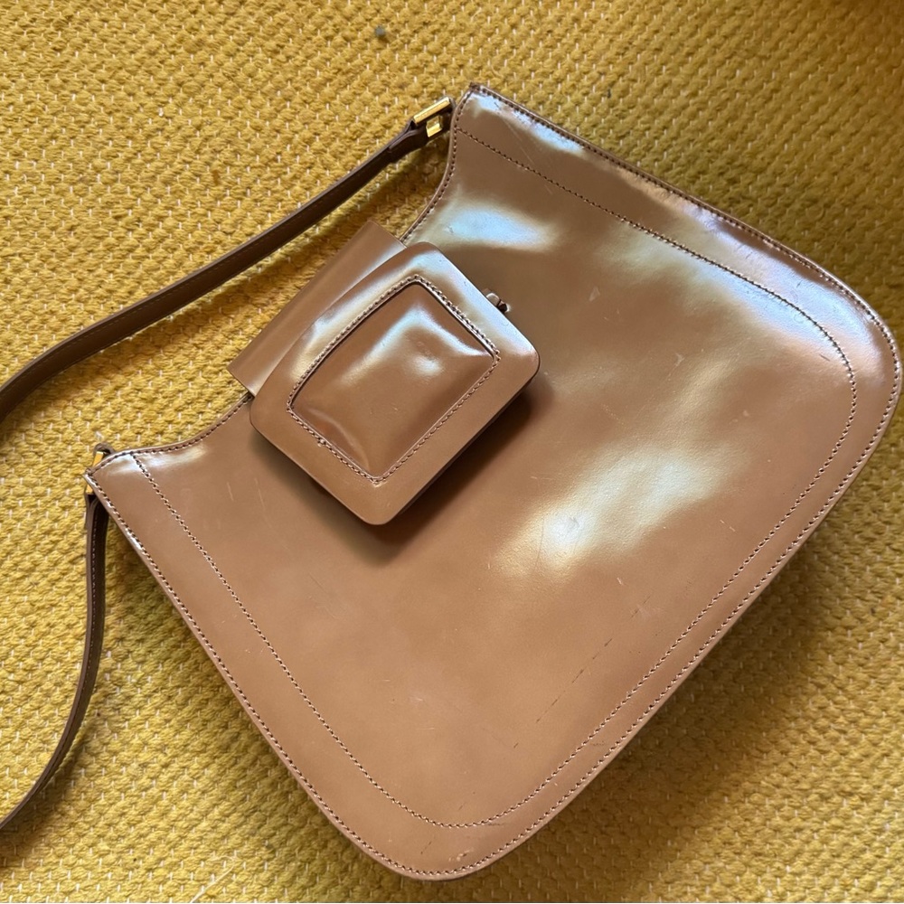 Chic Tan Leather Shoulder Bag
